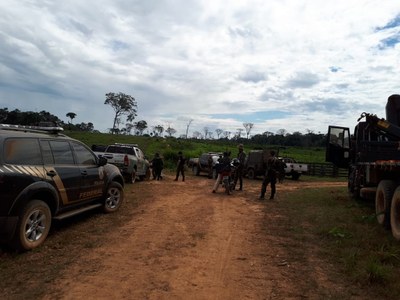 Foto mostra representantes da FT Amazônia reunidos ao ar livre, em campo aberto
