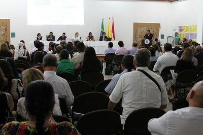 Mesa de autoridades participantes de audiência pública sobre combate ao tráfico de pessoas na tríplice fronteira Brasil-Colômbia-Peru, com público assistindo a fala do procurador Edmilson Barreiros