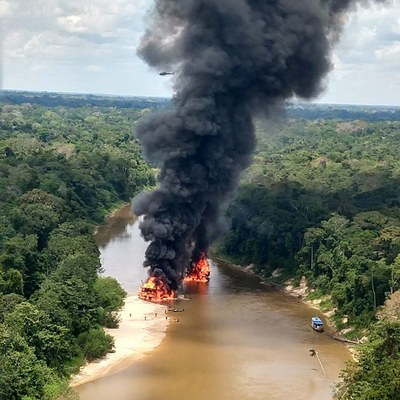Foto de balsa utilizada no garimpo ilegal no rio Jutaí, no Amazonas, pegando fogo