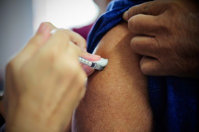#pracegover foto mostra aplicação de vacina no braço de um homem
