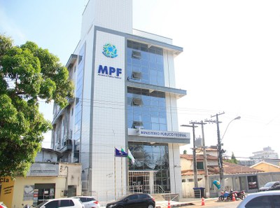 O prédio do MPF possui quadro andares, fachada envidraçada e está identificado com a marca da instituição.