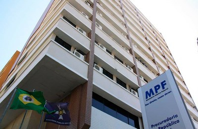 Foto do prédio que é sede do Ministério Público Federal em Fortaleza. 