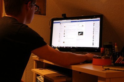 imagem de homem em frente ao computador