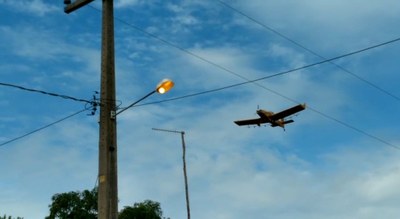 #Pracegover Fotografia do avião que teria jogado agrotóxico sobre uma comunidade rural em Buriti, no Maranhão - Foto: TV Mirante / G1