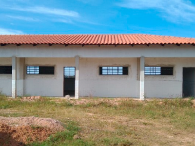 Fotografia da escola em Altolândia mostra uma estrutura sem as janelas e as portas, demonstrando uma obra inacabada.