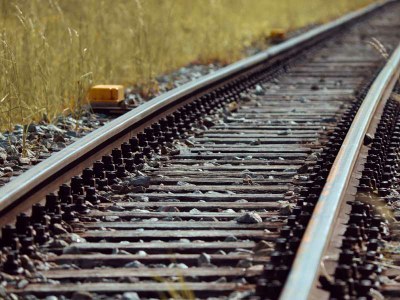 #PraCegoVer Imagem mostra os trilhos de uma estrada de ferro.