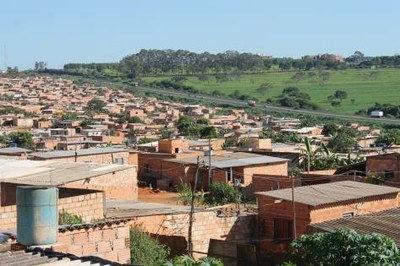 #pracegover: Fotografia panorâmica mostra o telhado de várias casas do terreno ocupado por mais de duas mil famílias. A foto é da Universidade Federal de Uberlândia.