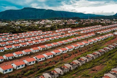 #Pracegover Foto aérea mostra conjunto de casas do empreendimento habitacional 