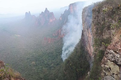 Foto de queimada no Parque Nacional de Chapada dos Guimarães