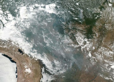 Foto aÃ©rea de satÃ©lite mostra a fumaÃ§a das queimadas vista do alto