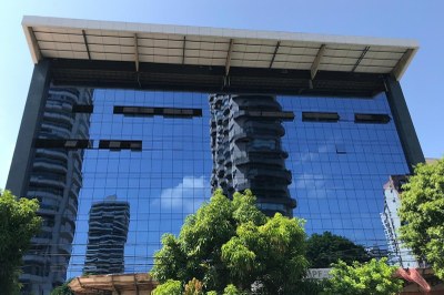 #Paratodosverem: foto da fachada do novo prédio do Ministério Público Federal em Belém, espelhado e com árvores do tipo mangueira em frente