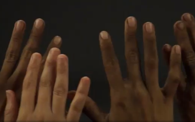 #pracegover a imagem mostra mãos de mulheres brancas e pretas estendidas revelando que as unhas não estão pintadas.