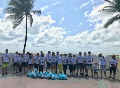 Foto de integrantes do MPF em João Pessoa posando para foto com o lixo recolhido da praia de Cabo Branco
