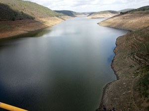 Fotografia mostra o lago de uma barragem em vista aérea