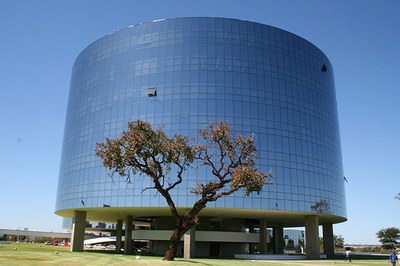 Foto do prédio da PGR, com uma árvore em primeiro plano