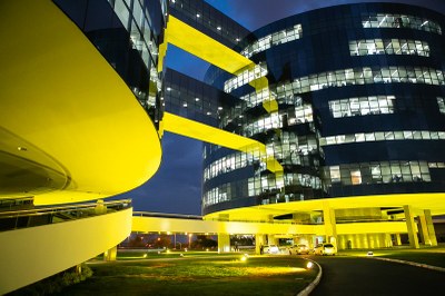 Foto dos prédios da PGR iluminados por lâmpadas amarelas