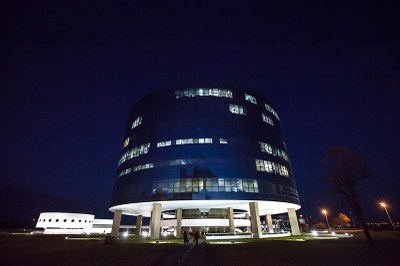 Foto noturna de um dos prédios da PGR, com iluminação artificial