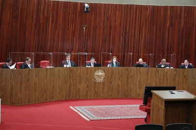 Foto da sessão plenária presencial do Tribunal Superior Eleitoral, com os ministros e o vice-procurador-geral eleitoral, Paulo Gonet.