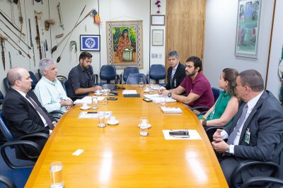 Foto mostra representantes do MPF e da Funai sentados à mesa de reunião