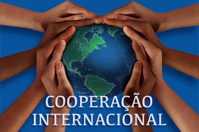 Arte retangular mostra, ao fundo, mãos de várias raças envolvendo o globo terrestre e, em primeiro plano, a expressão “Cooperação Internacional”.