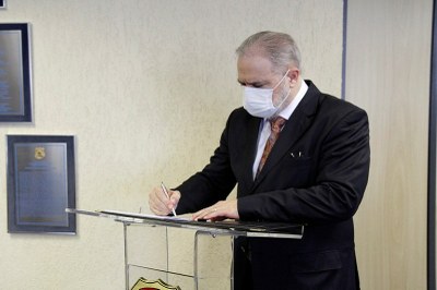 #pratodosverem: foto do procurador-geral da república, augusto aras, assinando o documento. A foto é da assessoria de comunicação da polícia federal.