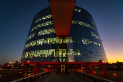 Foto mostra prédio da PGR visto de baixo para cima durante a noite, com as luzes acesas 