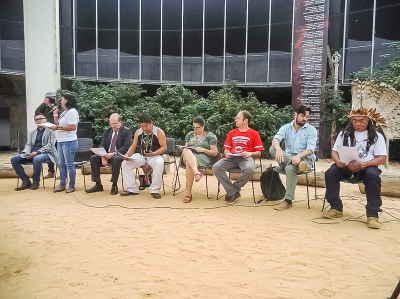 Foto mostra palestrantes do evento no Memorial dos Povos Indígenas, em Brasília