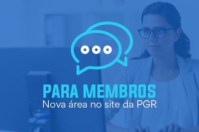 Imagem predominantemente azul de uma mulher utilizando o computador. Sobre a imagem está escrito "Para Membros: Nova área no site da PGR". Acima do texto há balões de diálogo. 