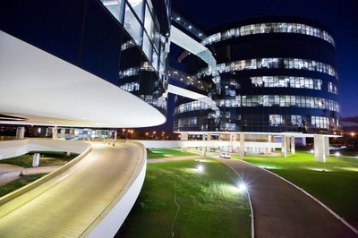 Foto noturna do prédio da PGR