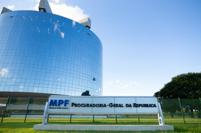 Foto dos prédios que abrigam a procuradoria-geral da república, em Brasília. à frente está a placa de identificação, onde está escrito mpf - ministério público federal - procuradoria-geral da república nas cores azul e preto.