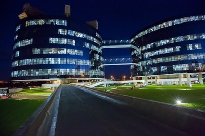 Foto dos prédios da PGR com iluminação noturna