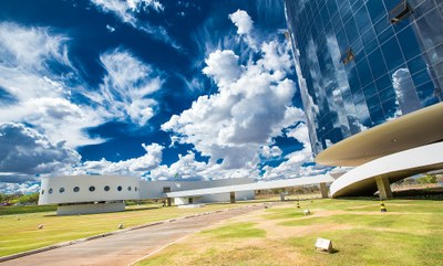 Foto lateral dos prédios da PGR, com muitas nuvens