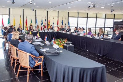 Foto dos representantes de ministÃ©rios pÃºblicos de 13 paÃ­ses da AmÃ©rica Latina durante reuniÃ£o da rede de combate Ã  corrupÃ§Ã£o. Eles estÃ£o sentados em uma mesa no formato da letra U.