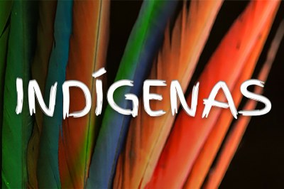 Arte exibe a palavra "Indígenas", escrita na cor branca, sobre um fundo de penas coloridas comumente utilizadas em artesanatos indígenas