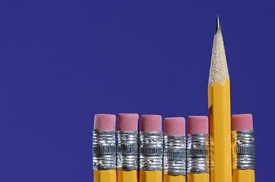 Lápis de escrever amarelos sobre fundo azul. Um dos lápis está em destaque, em posição contrária e mais elevada que os demais.