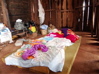 #Paracegover: Fotografia mostra condições em que eram alojados os trabalhadores da fazenda.