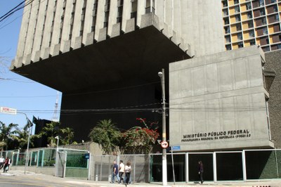 A mostra foto a fachada da sede da Procuradoria Regional da República da 3a Região, em São Paulo. O prédio é de concreto e há um letreiro onde se lê "Ministério Público Federal - Procuradoria Regional da República da 3a Região"