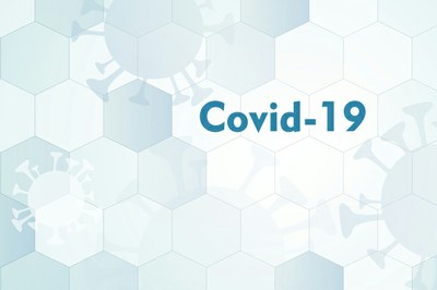#pracegover: arte retangular com o texto "Covid-19" em fundo claro com imagens de coronavírus. A arte é da iStock.