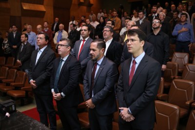 Imagem do Procurador João Felipe Miu, do Prefeito Renato Bravo e representantes do MPF e MPT, em pé, lado a lado, em cerimonia do acordo.