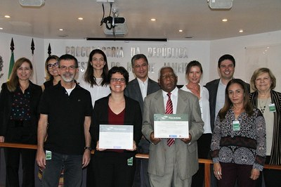 Imagem mostra representantes de dois dos projetos premiados com os procuradores da RepÃºblica