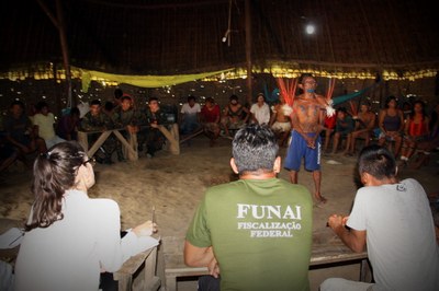 Imagem mostra reunião com os indígenas