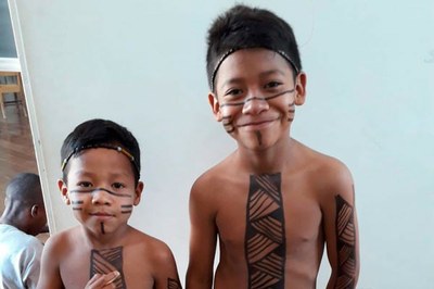 Imagem mostra dois meninos indígenas da Aldeia Guarani "Tekoá Pará Rokê"