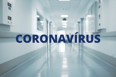 Imagem de fundo corredor de unidade de saúde em azul desfocado e a inscrição Coronavírus