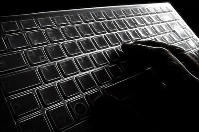 #Paratodosverem: imagem ilustrativa em preto e branco mosta mão direita apoiada sobre um teclado de computador