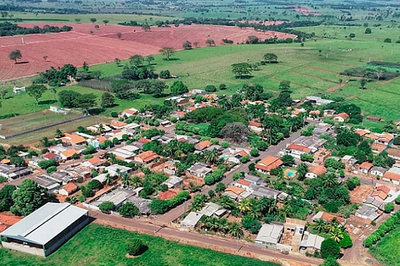 #PraTodosVerem: vista aérea do município de Pedranópolis. Ao fundo se vê a área rural e em primeiro plano, as ruas e casas da cidade.