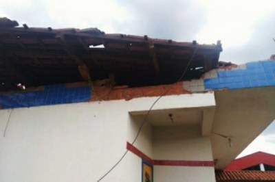#pratodosverem: na foto se vê parte do telhado, com algumas telhas faltando, e a parede lateral da creche com o acabamento danificado.