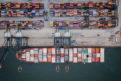#PraTodosVerem: foto aérea que mostra navio ancorado no porto de Santos com vários containers coloridos no navio e em terra.