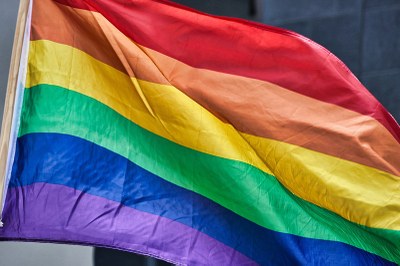 Foto de bandeira com as cores do movimento LGBTQIA+. 