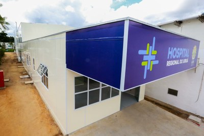 #Pracegover Foto da fachada do hospital, que tem um banner azul escrito Hospital Regional do Juruá 
