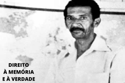 Foto preta e branca mostra Wilson Pinheira, um homem pardo de bigode e cabelos negros e camisa branca de botões. À direita, é possível ler, em letras negras, os seguinte: "Direito à memória e à verdade".